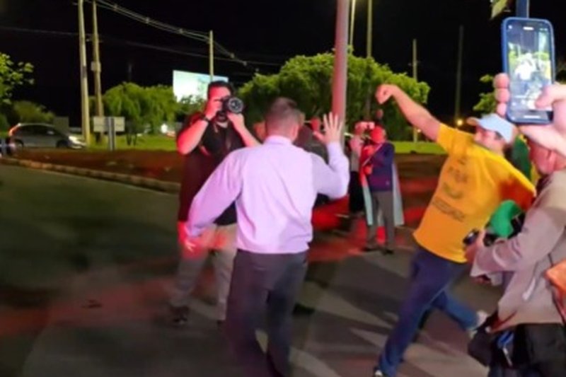 Evangélico agredido em vigília bolsonarista, Ismael Lopes, faz exame no IML