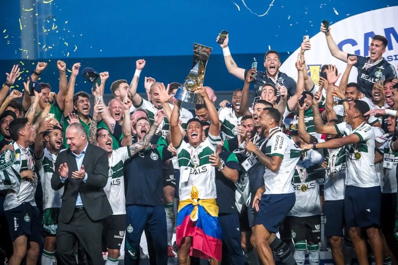 Jogadores do Coritiba erguem a taça da Série B 2025