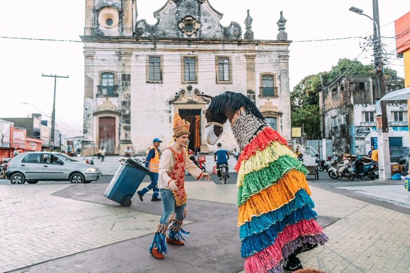Solista Carlos Filho com a burrinha Zabilin, do Baile do Menino Deus, na Praça da Misericórdia, onde será realizado o espetáculo em Goiana
