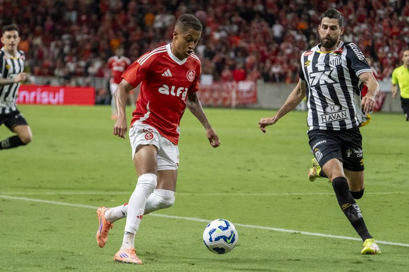 Lance do jogo entre Internacional x Santos pela 35ª rodada do Brasileirão