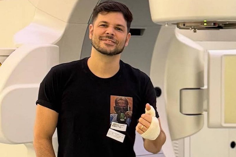 Ex-apresentador da Globo comove ao revelar marco no tratamento do câncer: “Isso cura”