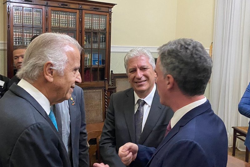 O ministro da Defesa José Múcio Monteiro e o diplomata Alessandro Candeas, ex-embaixador do Brasil na Palestina e atualmente cônsul-geral em Lisboa, foram homenageados pelo Instituto dos Advogados de Pernambuco (IAP)