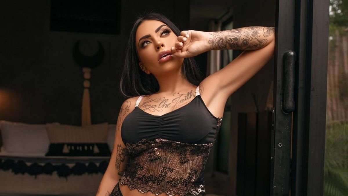 MC Mirella dá puxadinha sexy no biquíni e quase mostra demais em vídeo