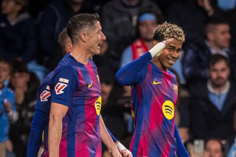 Robert Lewandowski e Lamine Yamal, atacantes do Barcelona
 