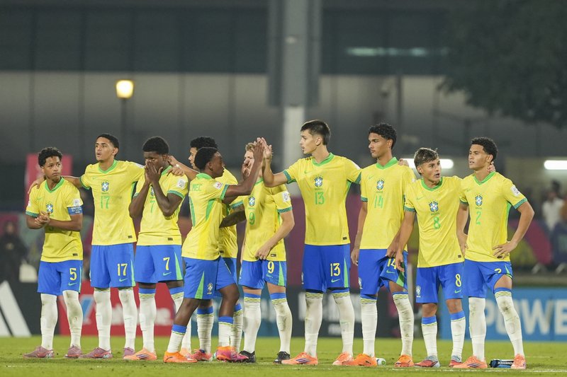 Imagem dos jogadores da Seleção Brasileira Sub-17 no momento da disputa de pênaltis