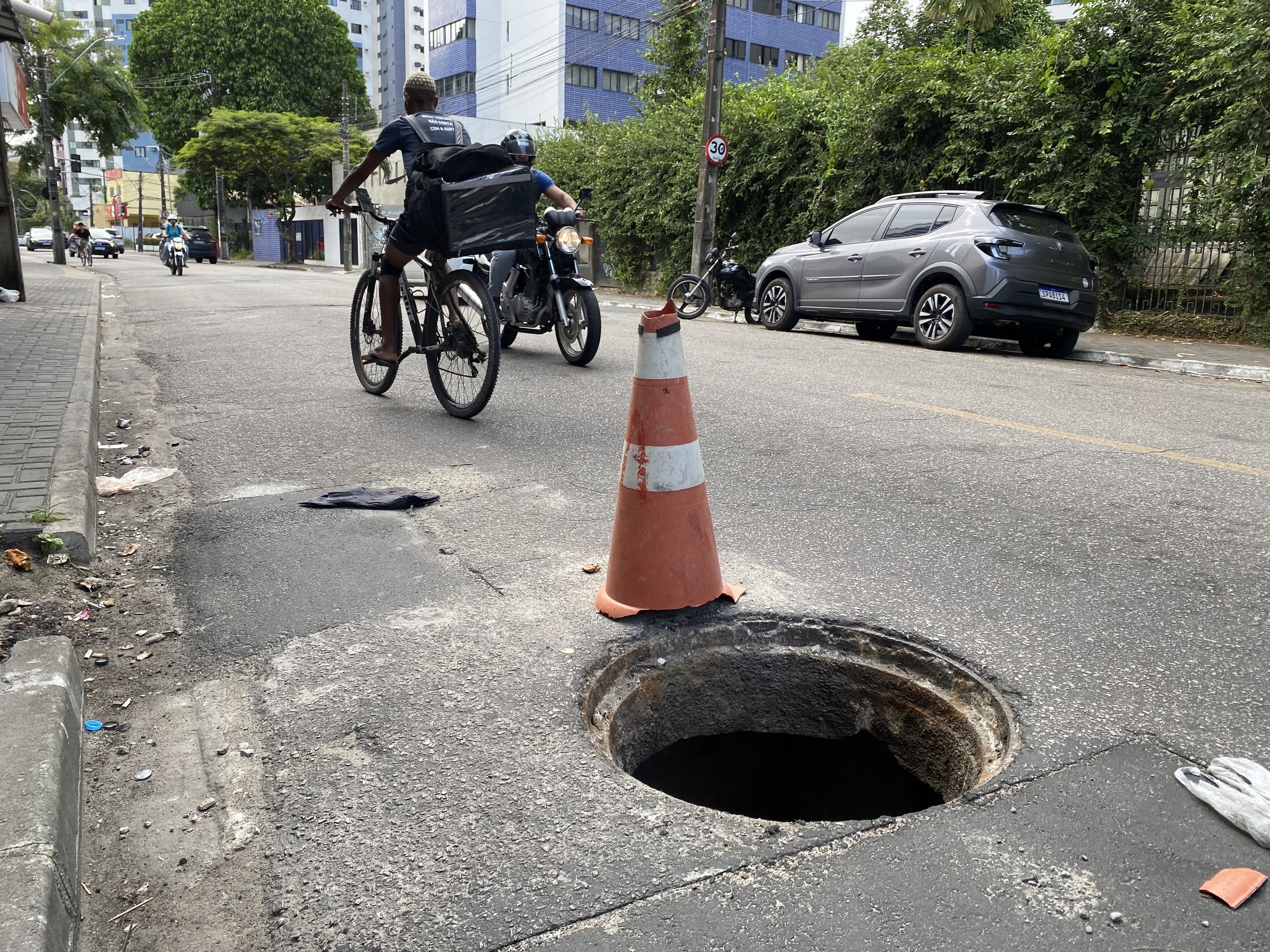 Voz do Leitor, 25/11: Bueiro sem tampa coloca motoristas em risco