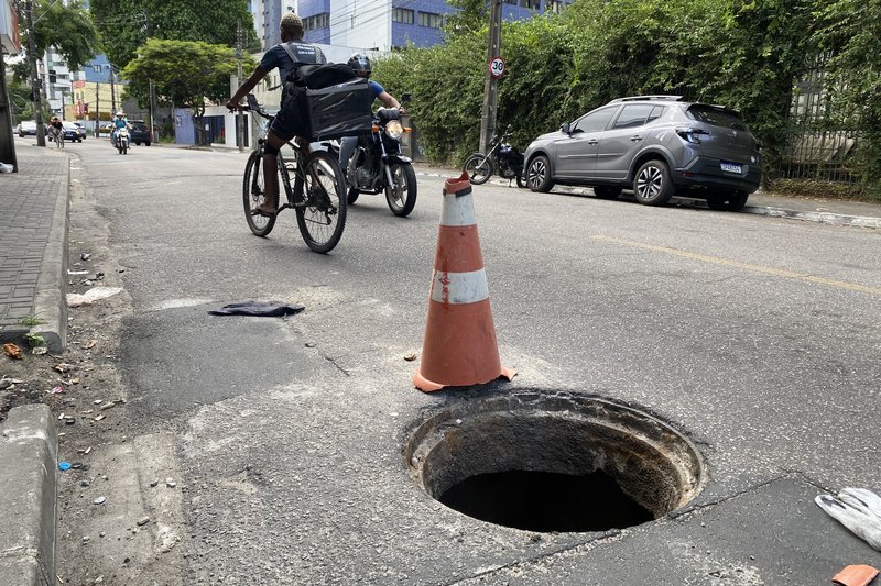 Bueiro sem tampa coloca motoristas em risco