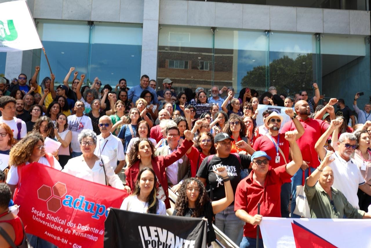 Audiência na Alepe anuncia criação da Frente Parlamentar em Defesa da UPE, e estudantes cobram pagamento das bolsas em atraso