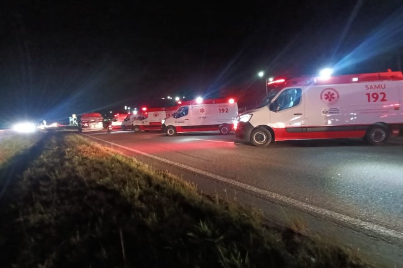 Imagem de viaturas do Samu em local de colisão, na BR-232