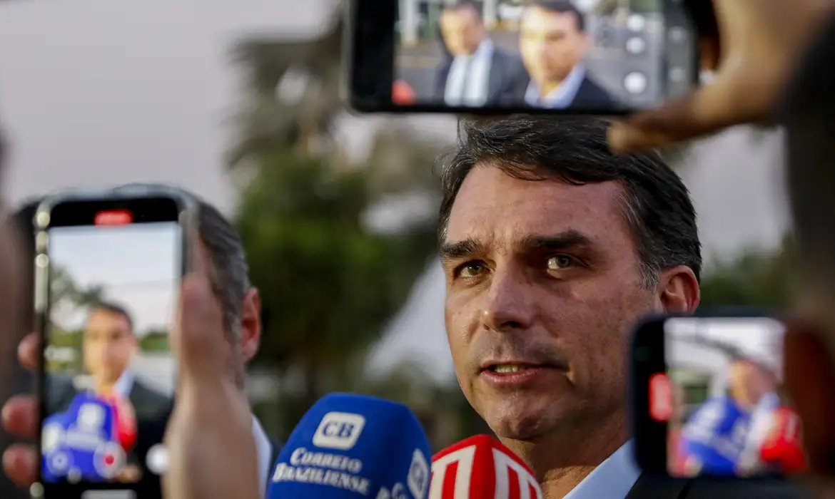 Filhos visitam Bolsonaro na sede da PF e defesa tenta reverter condenação no STF