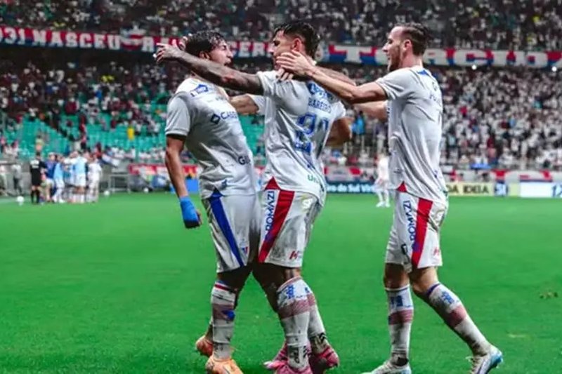 Jogadores do Fortaleza comemoram gol no Brasileirão 2025