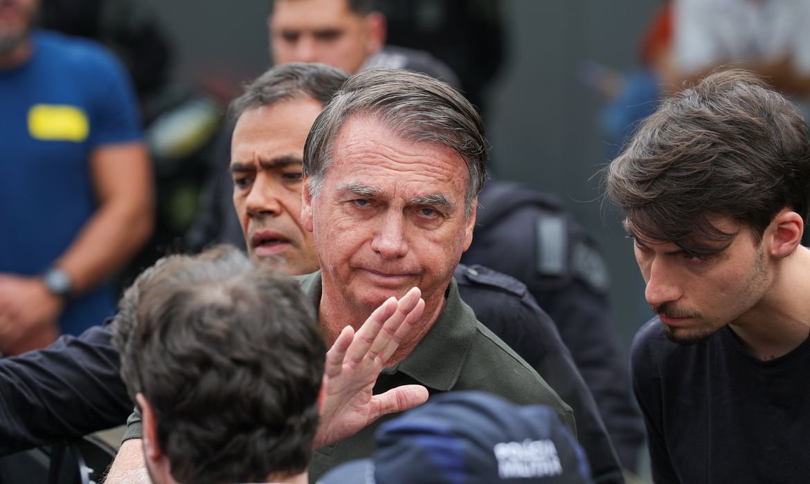 PL suspende salário e atividades de Bolsonaro após cumprimento de pena na prisão