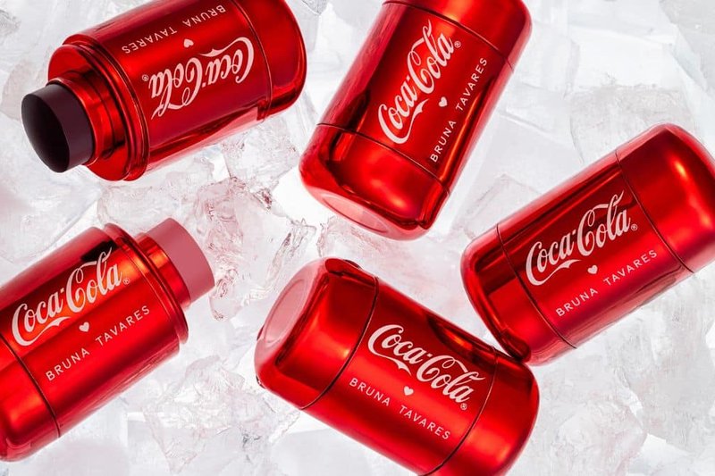 Bruna Tavares anuncia collab inédita com a Coca-Cola e prepara linha de maquiagem para dezembro