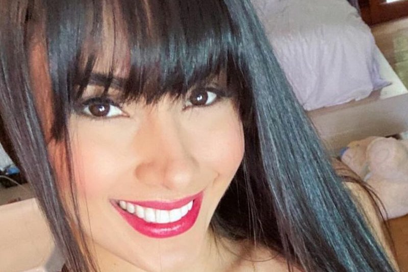 Juliana Caetano, do Bonde do Forró, se exibe no espelho com biquíni fio-dental