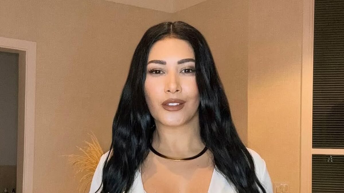 Simaria exibe suas curvas usando maiô vermelho coladinho e faz clima esquentar nas redes sociais