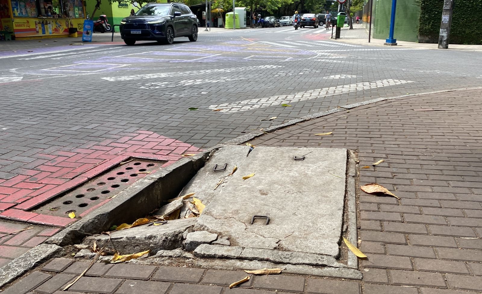 Voz do Leitor, 26/11: Tampa de concreto quebrada e faixa de pedestres apagada