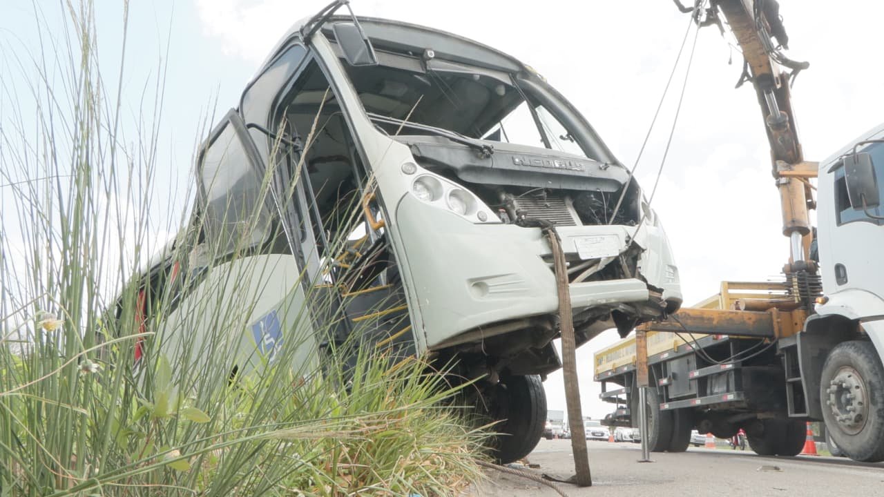 Vítimas da colisão entre ônibus e carreta são socorridas; 4 estão internadas e os demais já receberam alta