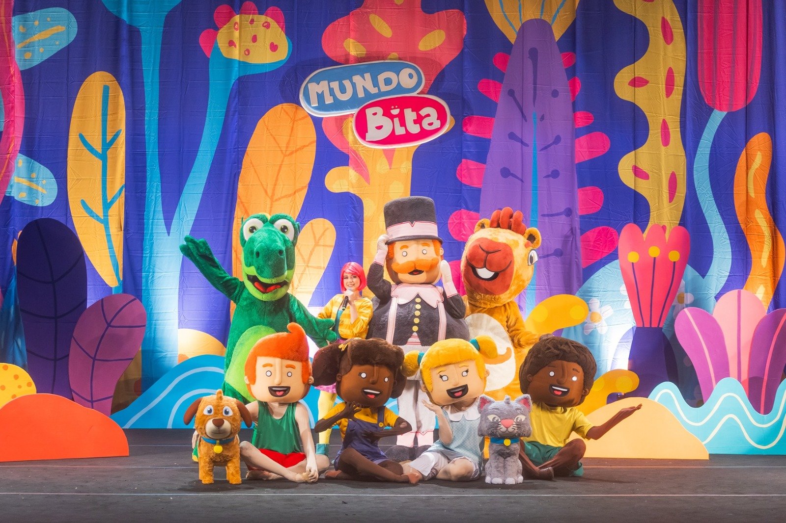 Mundo Bita estreia versão natalina de 'Festa dos Bichos' no Shopping Tacaruna com participação do Papai Noel