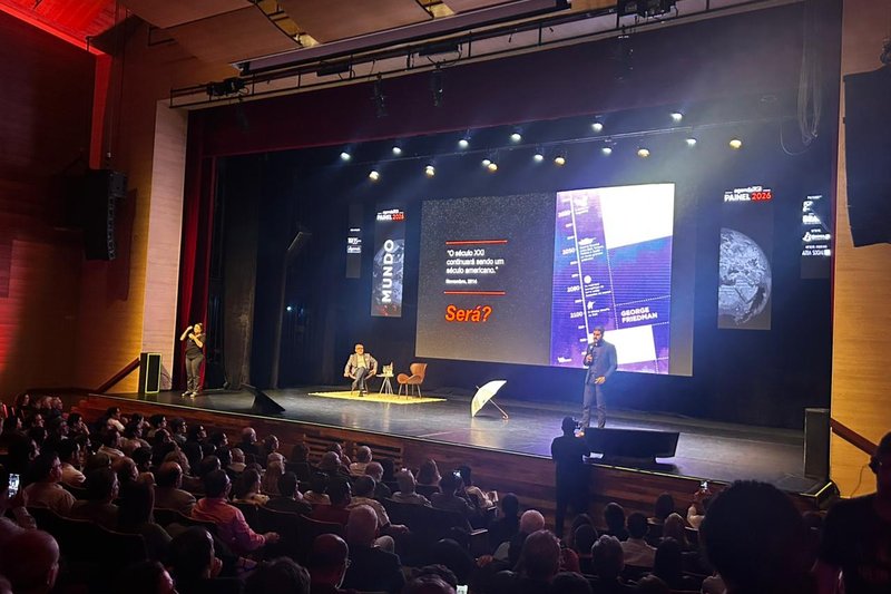 Público acompanha o lançamento da Agenda TGI 2026, que discutiu os desafios econômicos, políticos, sociais e climáticos previstos para o próximo ano