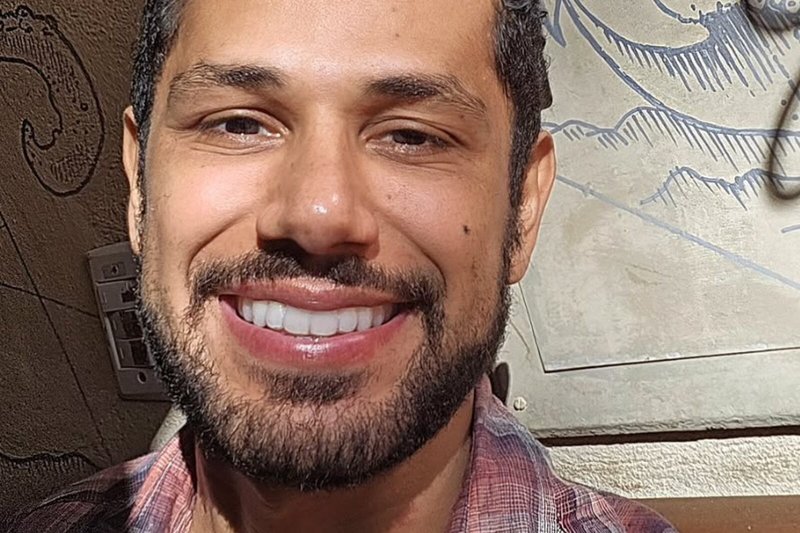 Amaury Lorenzo responde se curte beijo grego e chama atenção