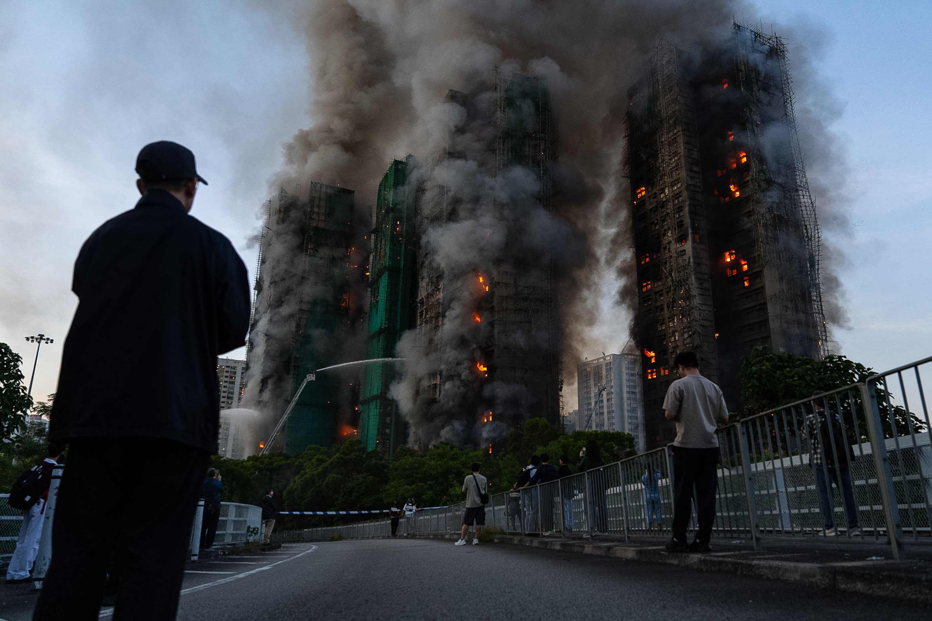 Incêndio atinge complexo residencial em Hong Kong; número de mortos chega a 36