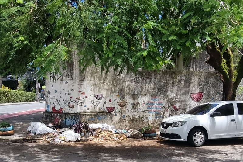 Lixo descartado em local irregular