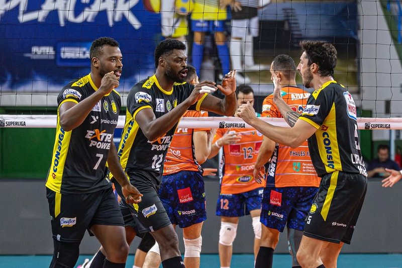 Imagem dos jogadores do Praia Clube na Superliga Masculina