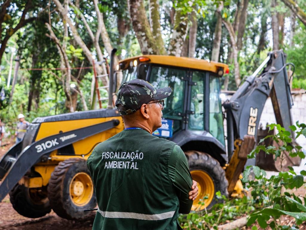 Operação remove cercas e construções irregulares na Mata do Frio, em Paulista