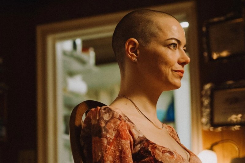 Crítica: Bugonia transforma caos e paranoia em um experimento irregular de Yorgos Lanthimos