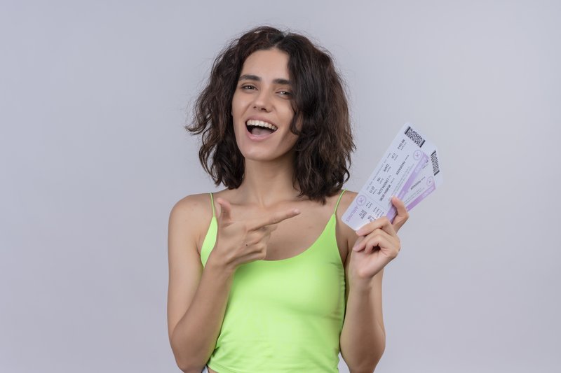 Imagem de uma mulher com dinheiro na mão