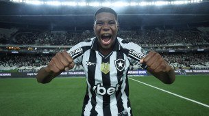 Imagem do atacante panamenho Kadir, do Botafogo