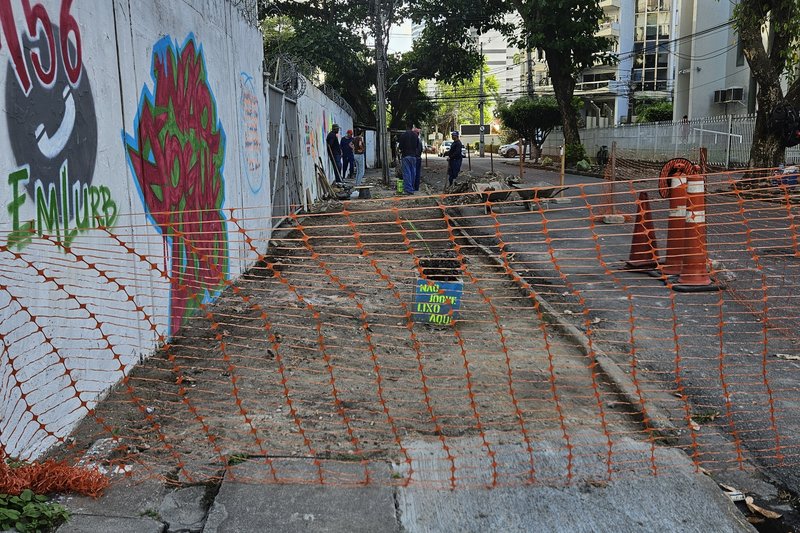 Emlurb começou a realizar obra na calçada na Rua Professor Júlio Ferreira de Melo