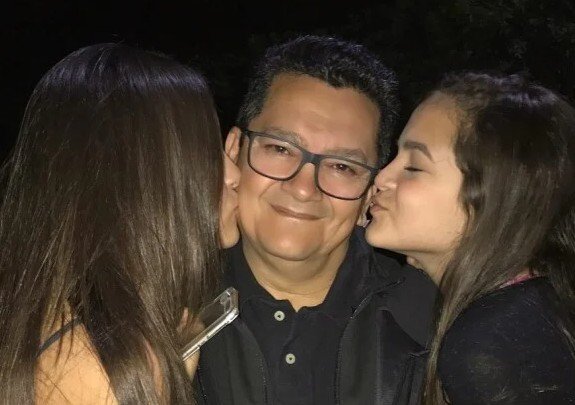 Após morte da mãe de Mel Maia, pai da atriz acompanha investigação na 42ª DP do Rio