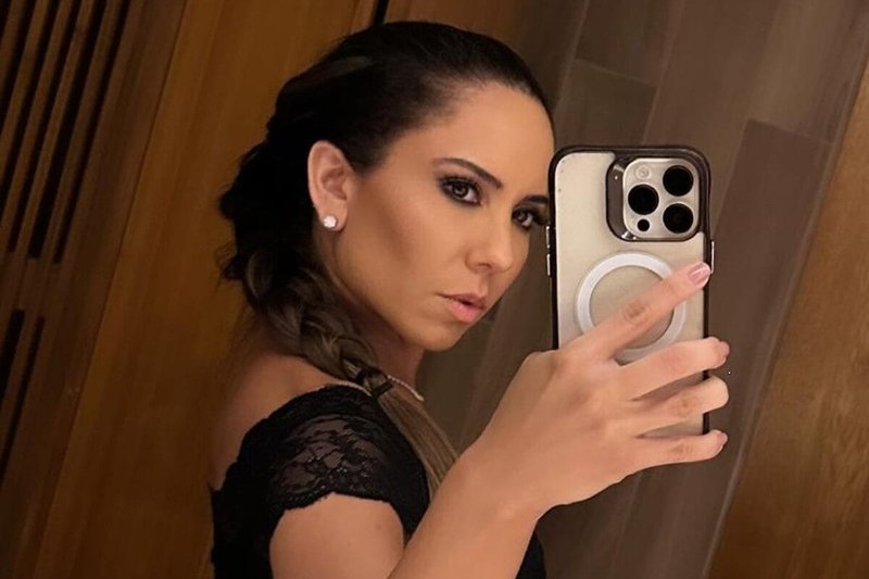 Nua, Mulher Melão curte clima quente na piscina e empolga fãs: “Toda natural”