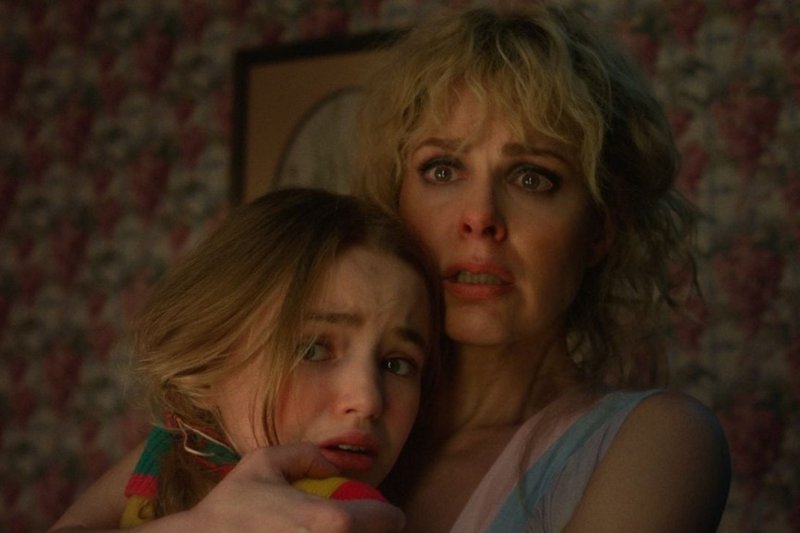 Stranger Things 5: Ensanguentada, atriz aparece nos bastidores após luta com Demogorgon