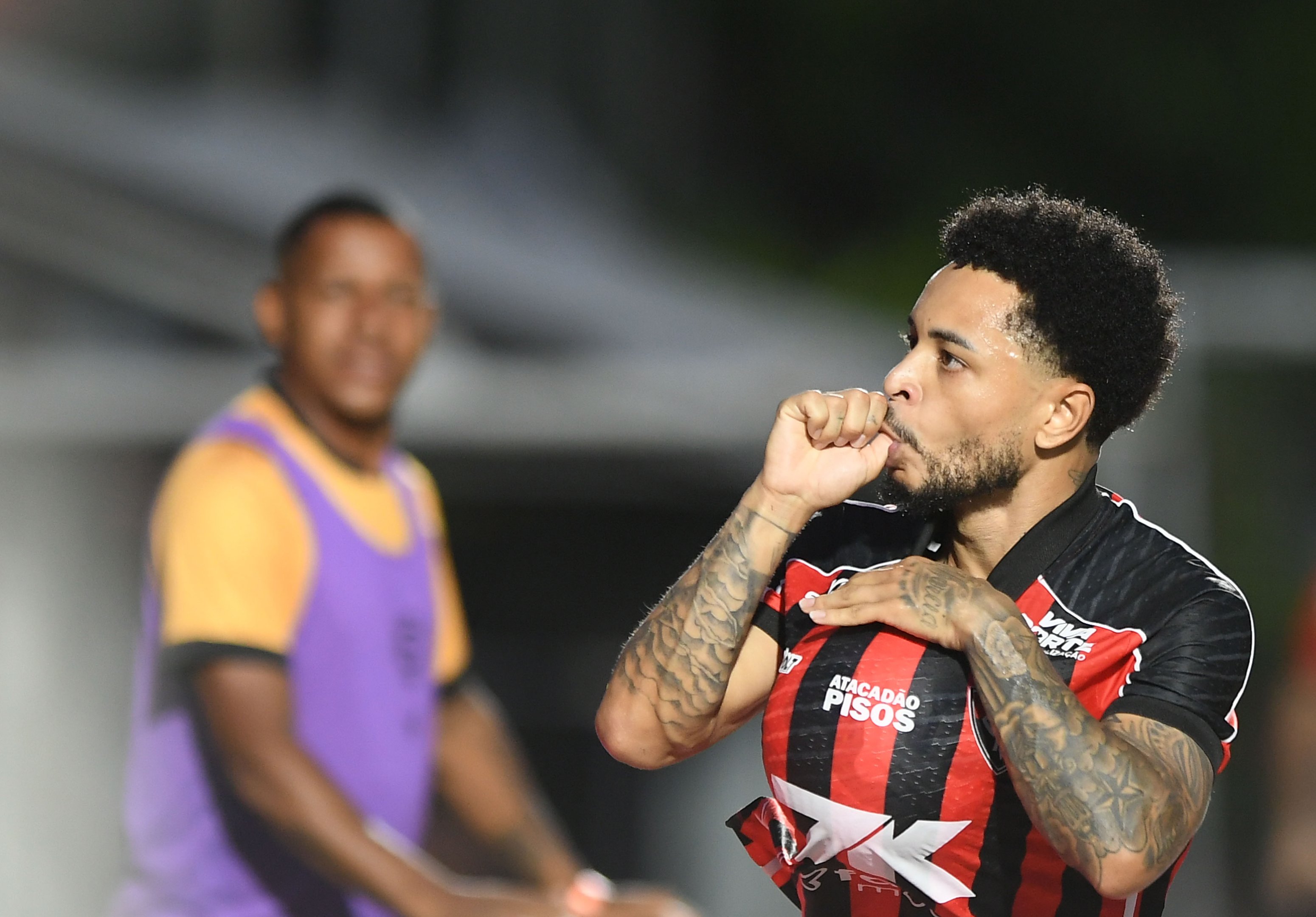 Vitória bate Mirassol e coloca Internacional na zona de rebaixamento do Brasileirão