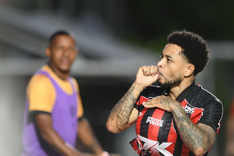 Matheusinho em comemoração de gol para o Vitória sobre o Mirassol