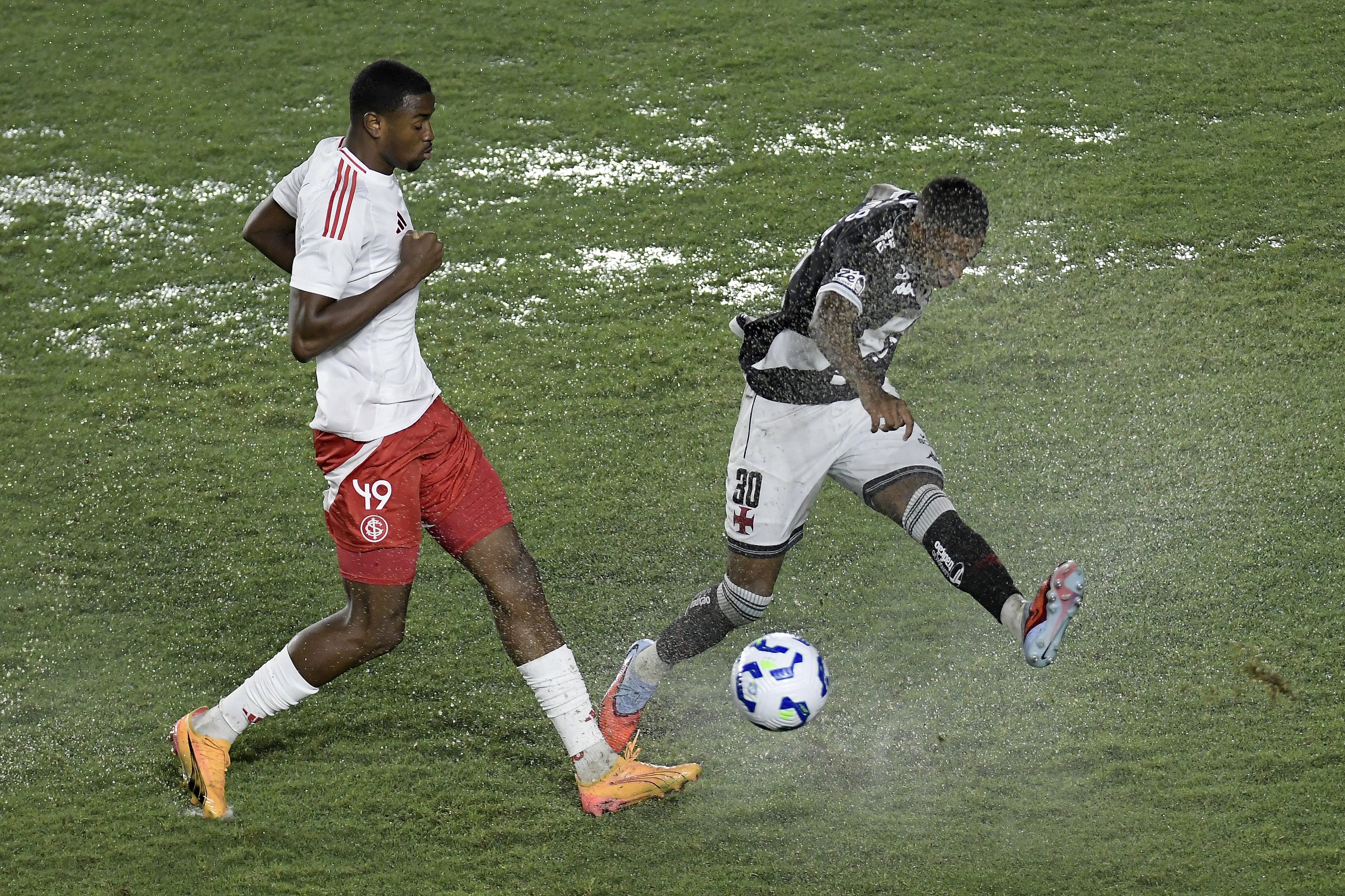 Apesar das fortes chuvas, Vasco goleia, garante permanência e complica Internacional no Brasileirão