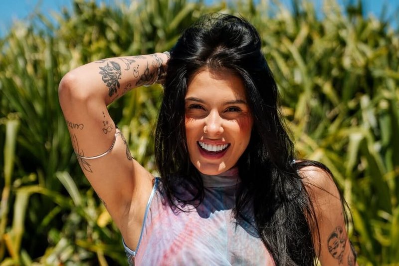 De biquíni, Ana Castela mostra o antes e depois de sua rotina na academia e impressiona com o shape sarado