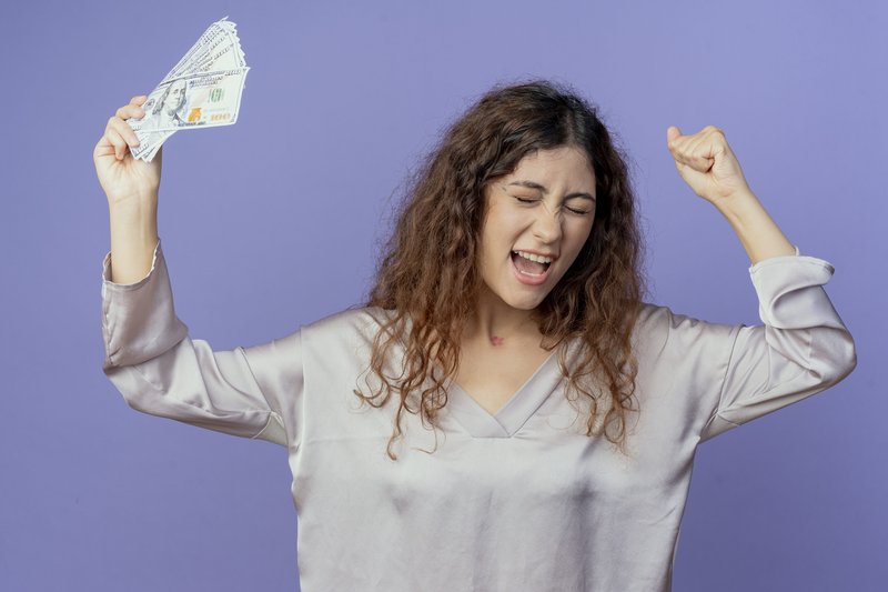 Imagem de uma mulher feliz com dinheiro
