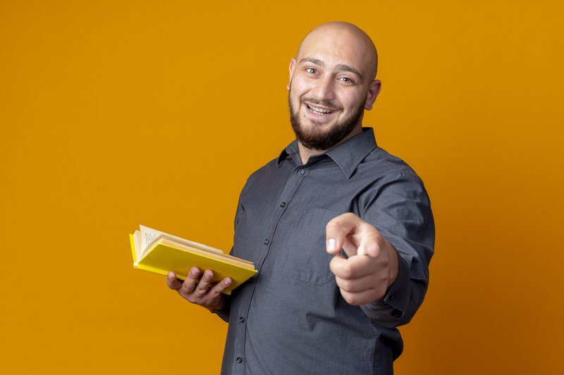 Imagem de um homem apontando