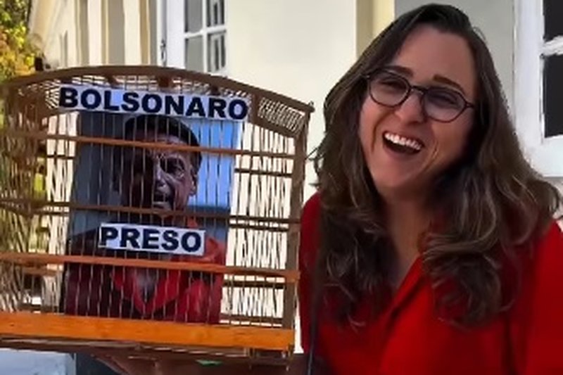 Kari Santos exibe a gaiola levada para a Câmera que motivou a onda de intimidações e ofensas recebidas nas redes sociais
