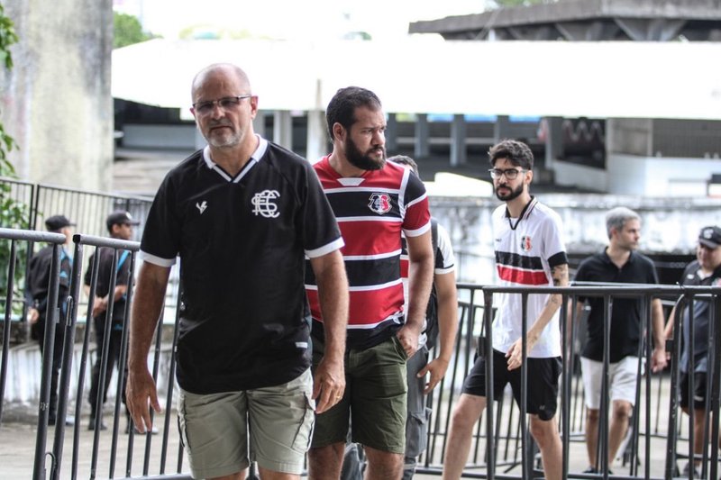 Torcedores do Santa Cruz no Arruda para a votação sobre a SAF