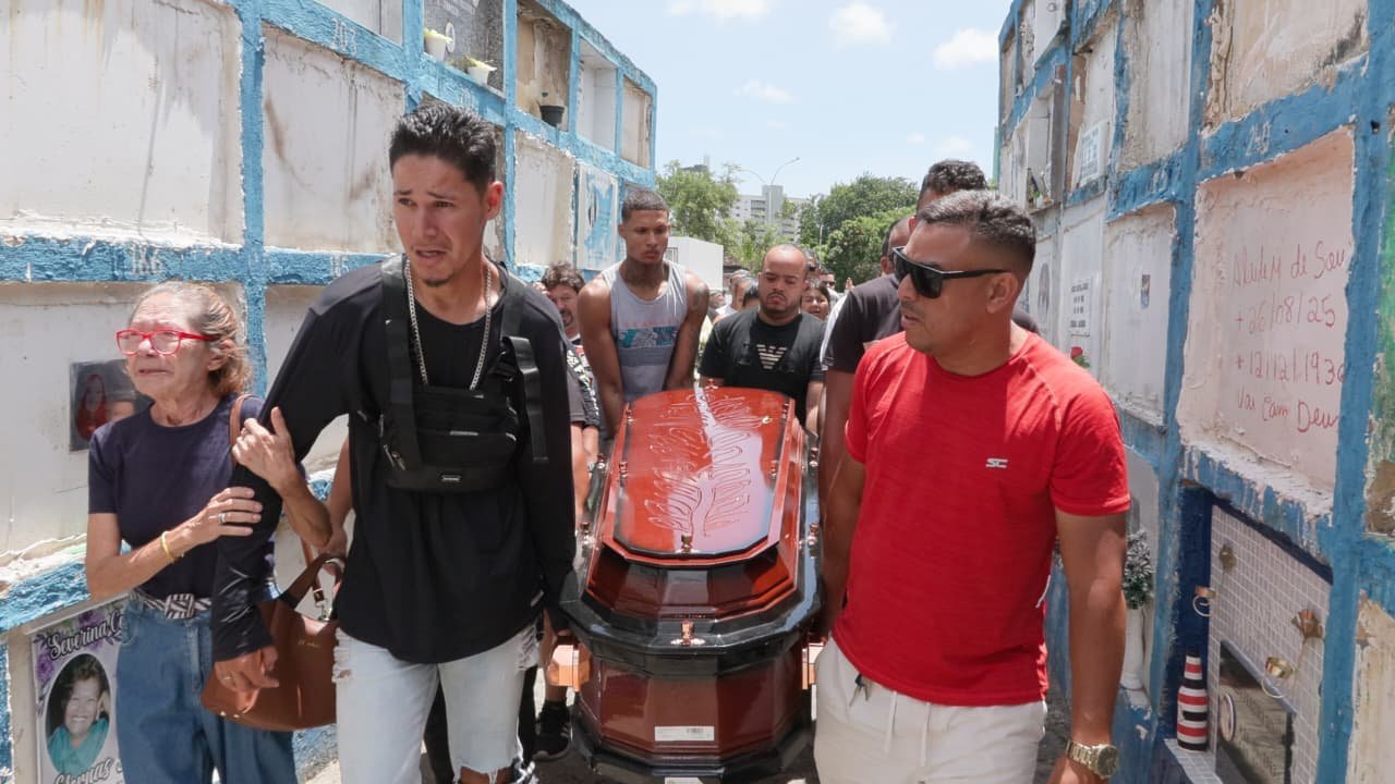 Jovem morto em atropelamento em Boa Viagem é sepultado sob homenagens e pedidos de justiça