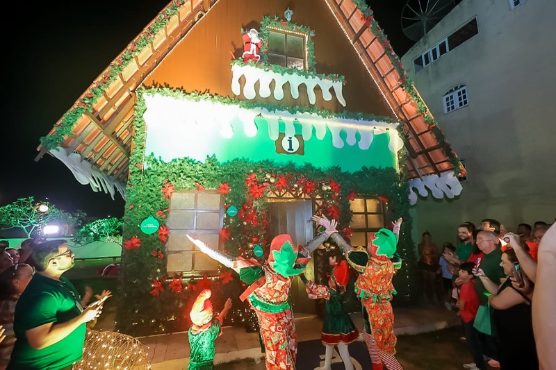 Estrutura em estilo suíço ganha iluminação e decoração temática para receber visitantes durante a temporada de Natal em Gravatá