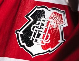 Escudo do Santa Cruz em uniforme produzido pela Volt