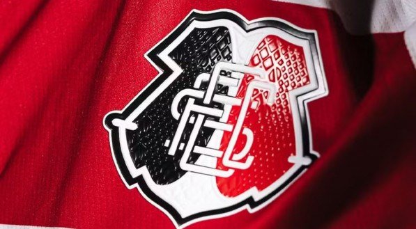 Escudo do Santa Cruz em uniforme produzido pela Volt