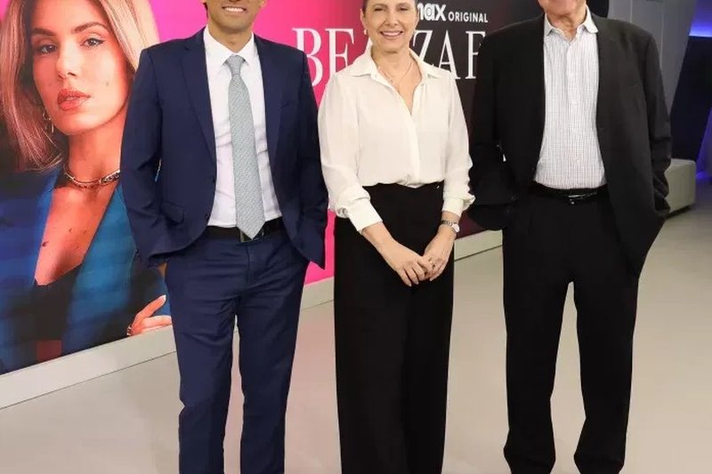 A executiva da Warner, Monica Pimentel, durante anúncio de "Beleza Fatal" em fevereiro, entre Rodolfo Schneider e João Saad, da Band.