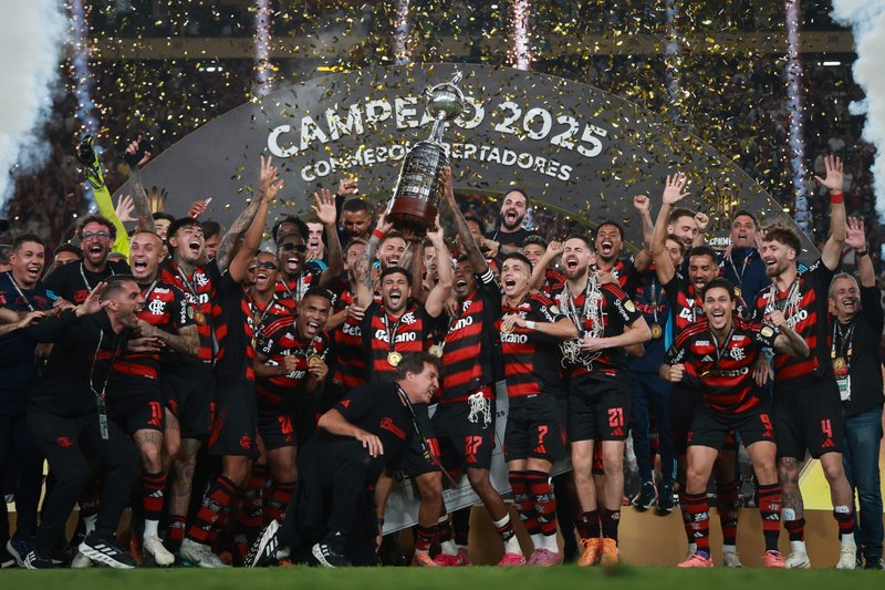 Flamengo levanta a taça da Libertadores 2025