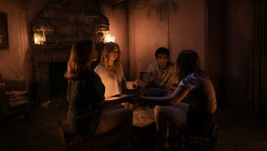 Crítica – Quer Brincar de Gracie Darling?: Série paranormal da Netflix entrega um dos mistérios mais inquietantes do ano